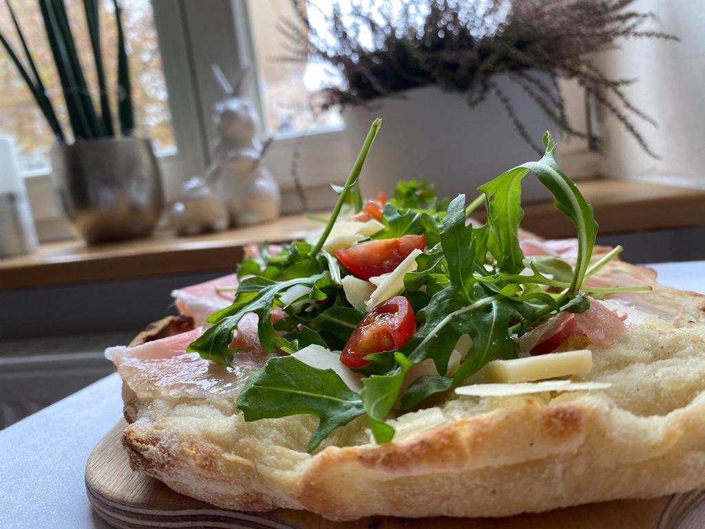 Pinsa Romana mit Parmaschinken, Rucola und Parmesan - zum Hasen ...